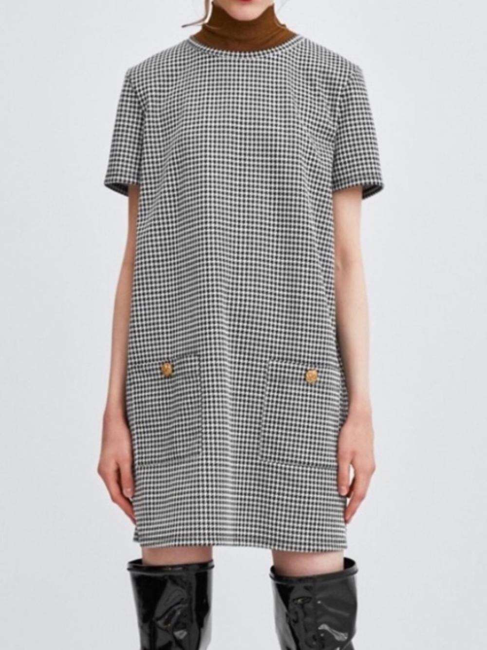 Zara houndstooth sheath dress features a black and white pattern L